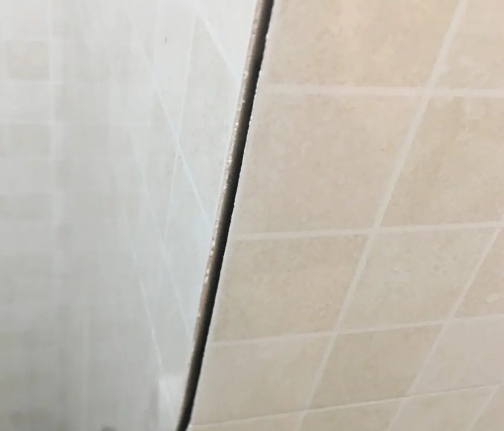 新沂瓷砖空鼓维修公司分享阳台瓷砖脱落的修复过程可以分为以下几个步骤