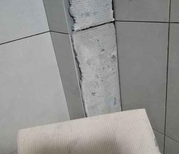 新沂瓷砖空鼓维修公司分享下厨房瓷砖脱落的补救措施。